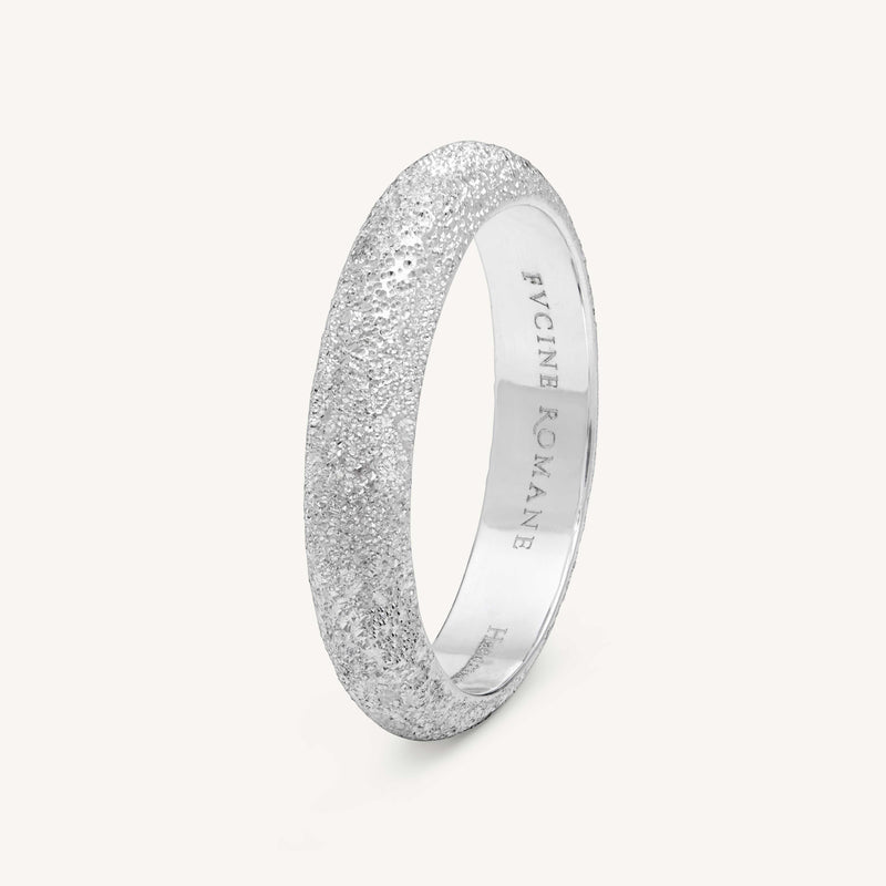 Round-section, diamond cut wedding ring